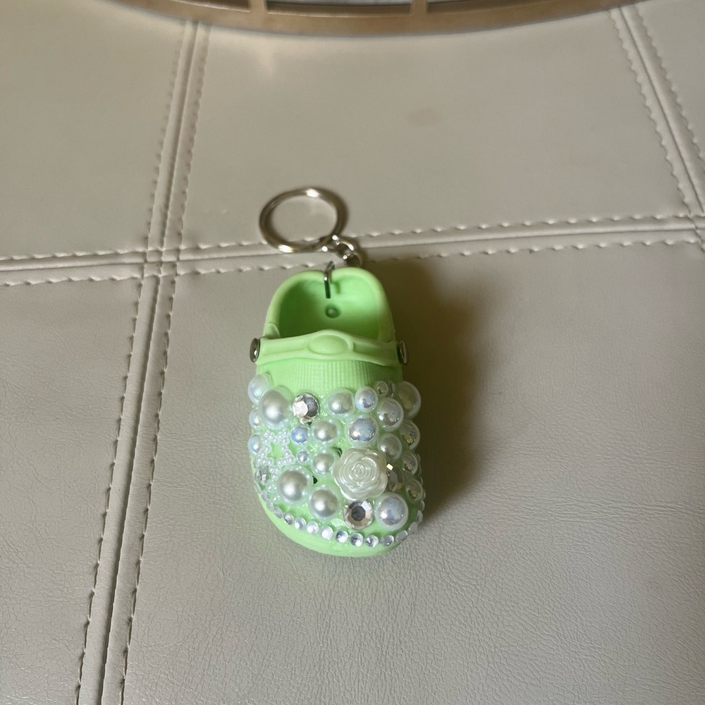 “Sold”Scrub shoe key chain
